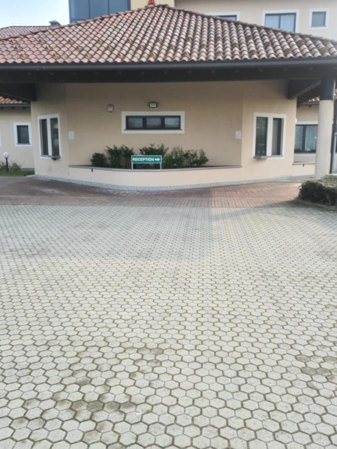 Elysium Hotel Raya Mediglia Екстериор снимка