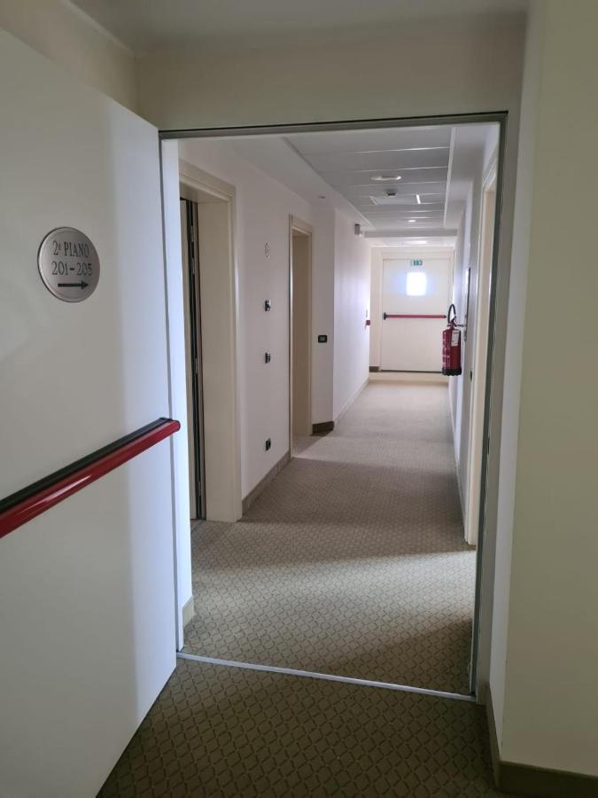 Elysium Hotel Raya Mediglia Екстериор снимка