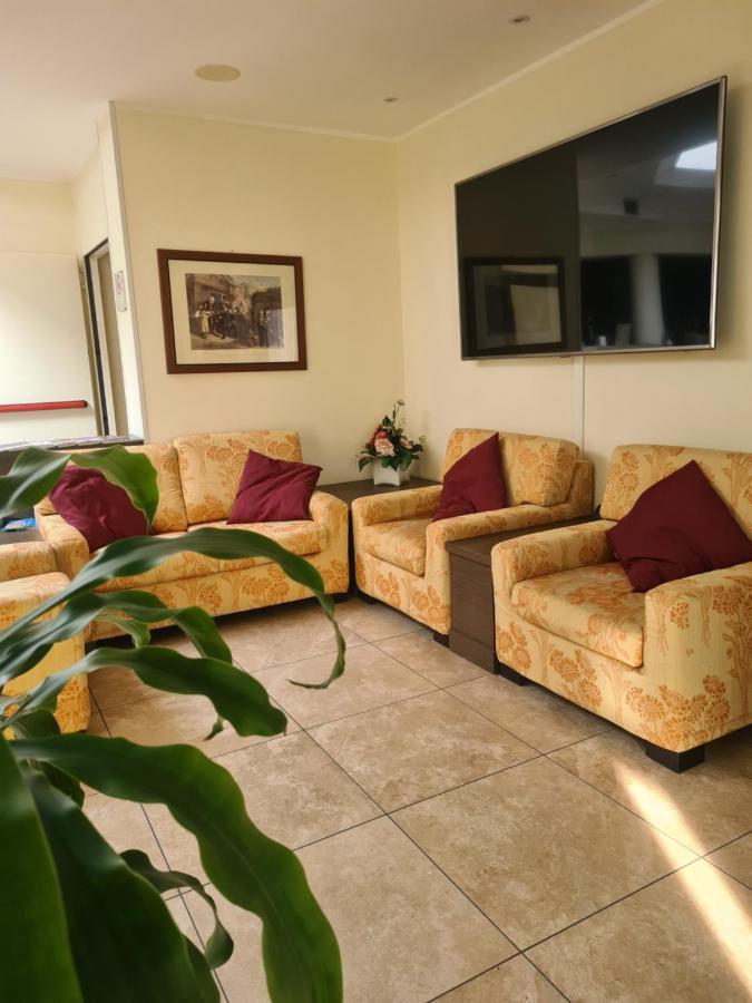 Elysium Hotel Raya Mediglia Екстериор снимка