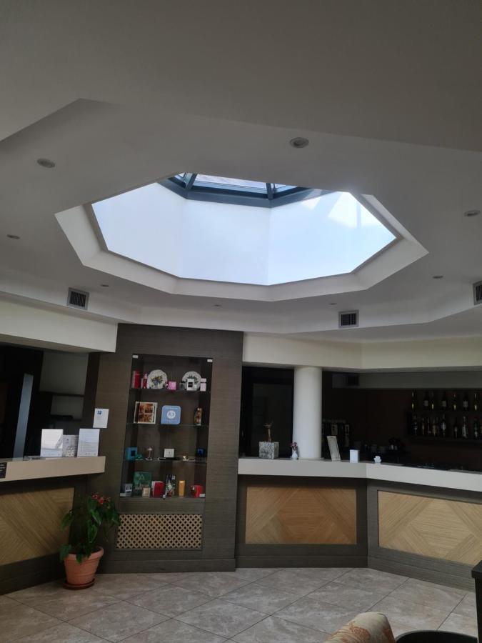 Elysium Hotel Raya Mediglia Екстериор снимка