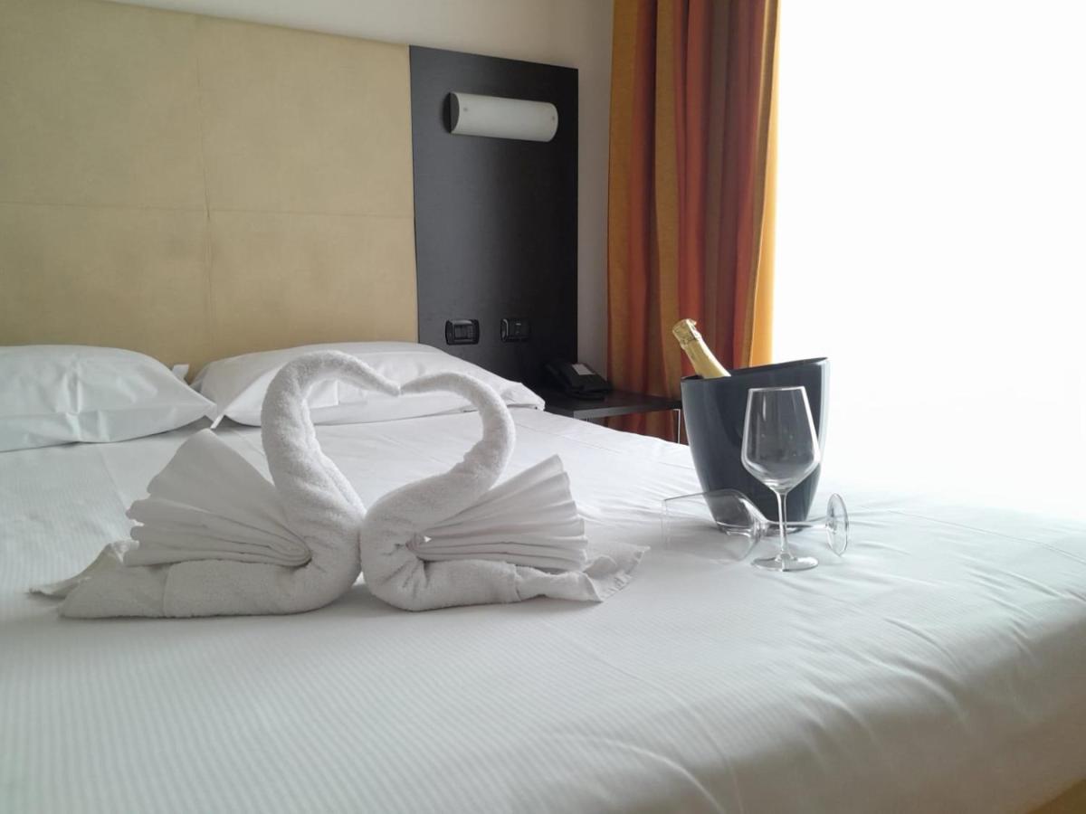 Elysium Hotel Raya Mediglia Екстериор снимка