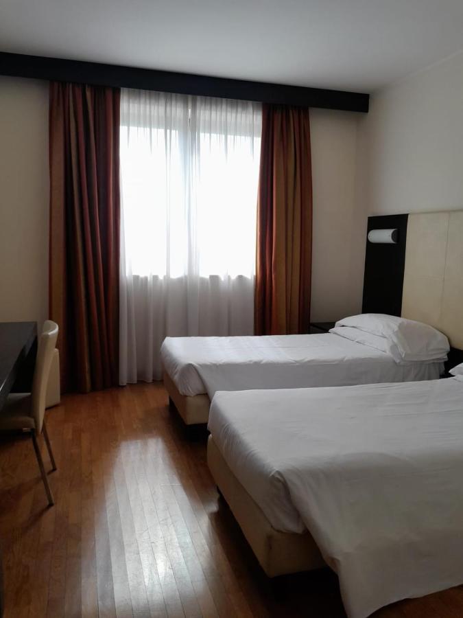 Elysium Hotel Raya Mediglia Екстериор снимка