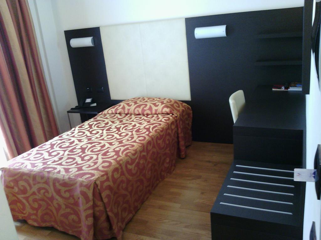 Elysium Hotel Raya Mediglia Екстериор снимка