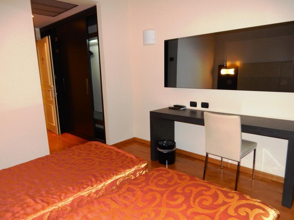 Elysium Hotel Raya Mediglia Екстериор снимка