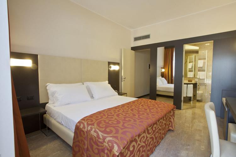 Elysium Hotel Raya Mediglia Екстериор снимка