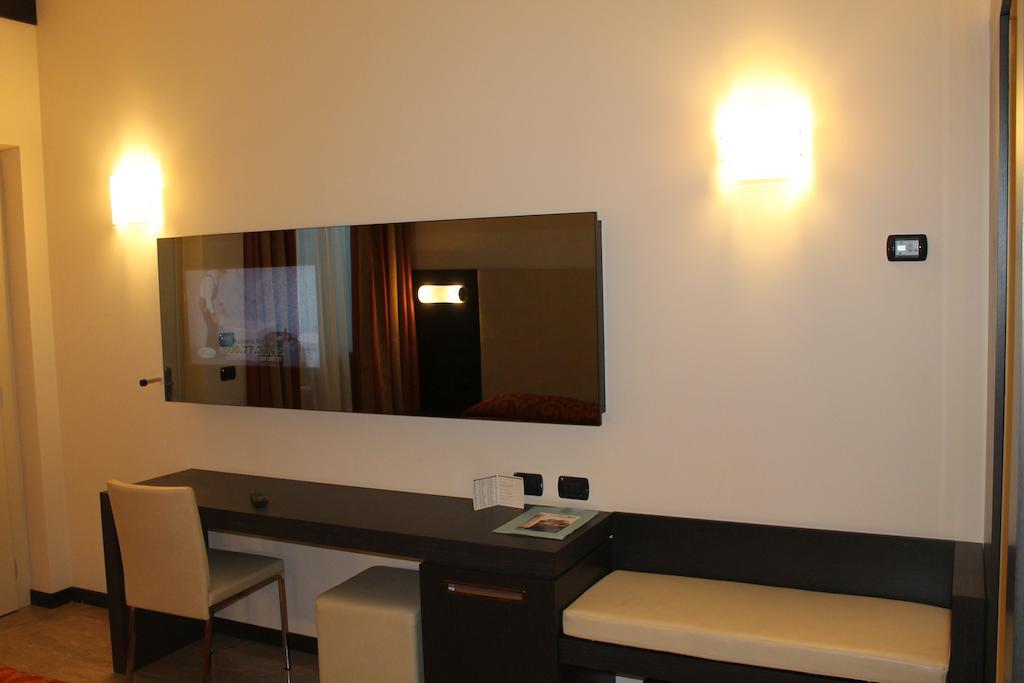 Elysium Hotel Raya Mediglia Екстериор снимка